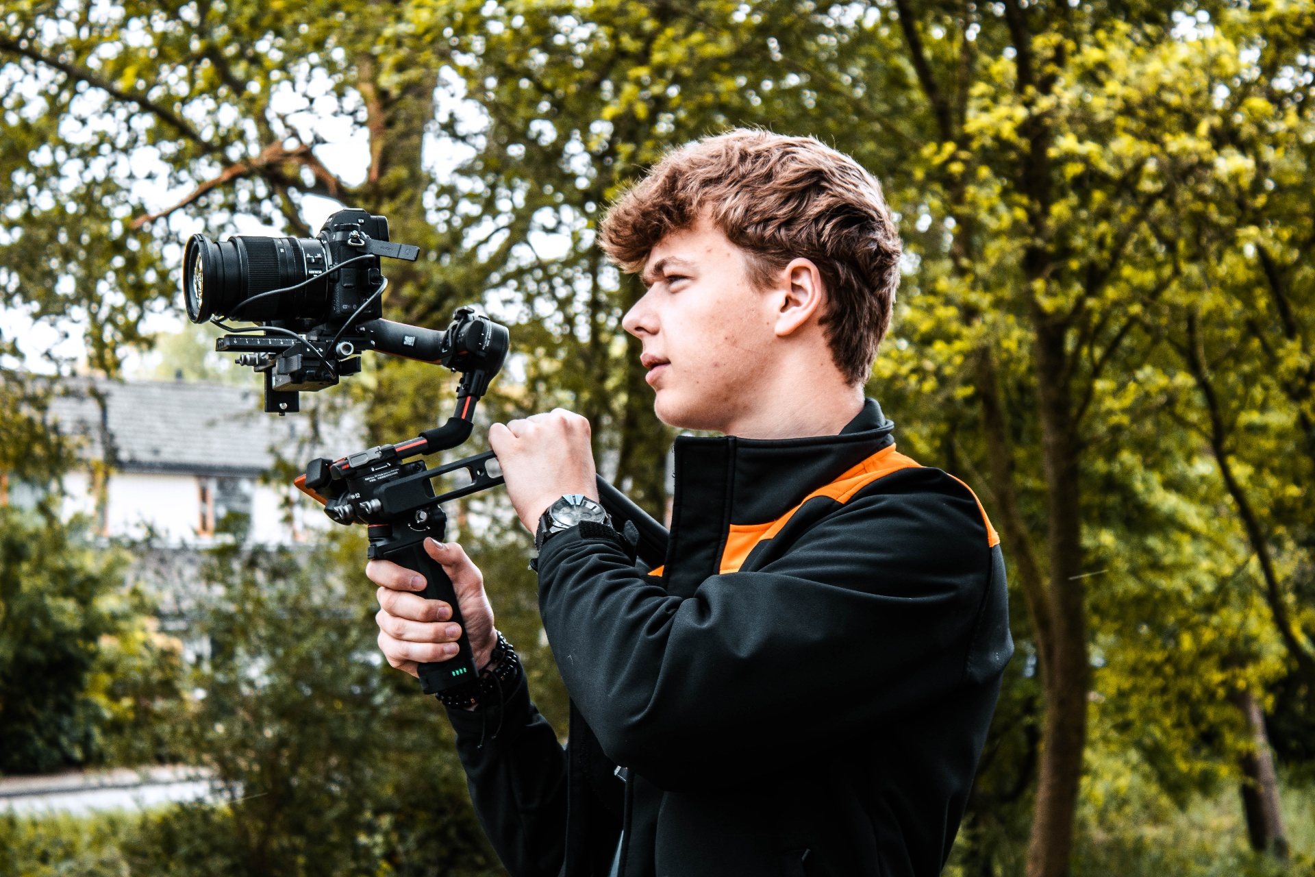 Ruben filmt buiten met camera op gimbal